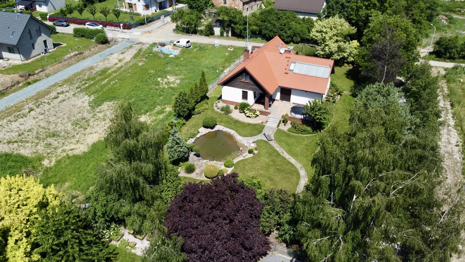 Dom w Świerznej – widok z drona na działkę 1500 m²