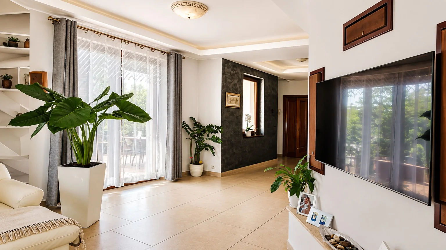 Salon z wyjściem na taras i ogród w domu w Świerznej