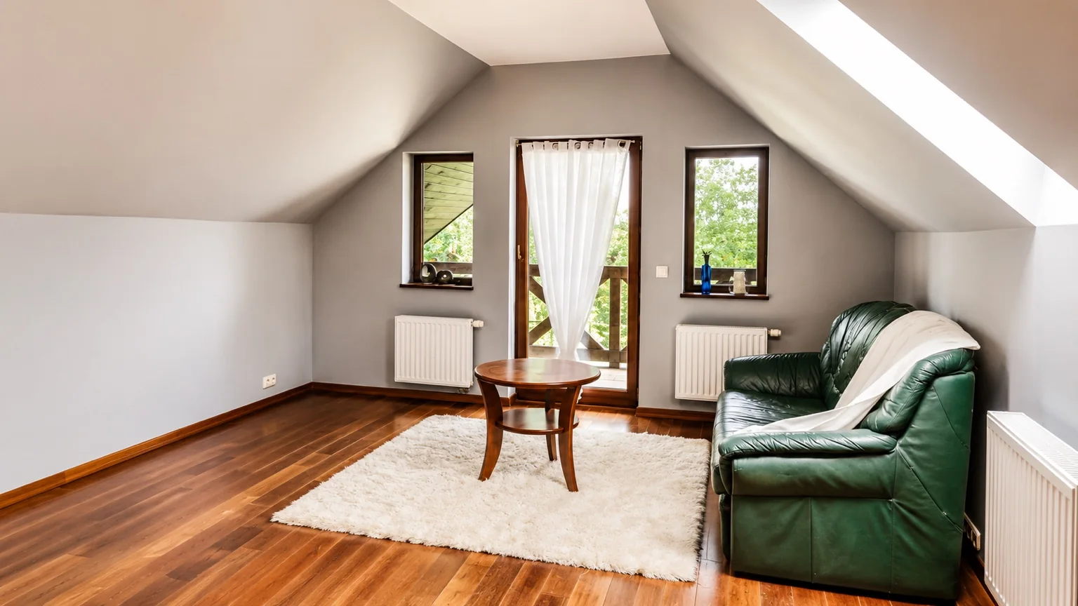 Pokój z wyjściem na balkon w domu w Świerznej