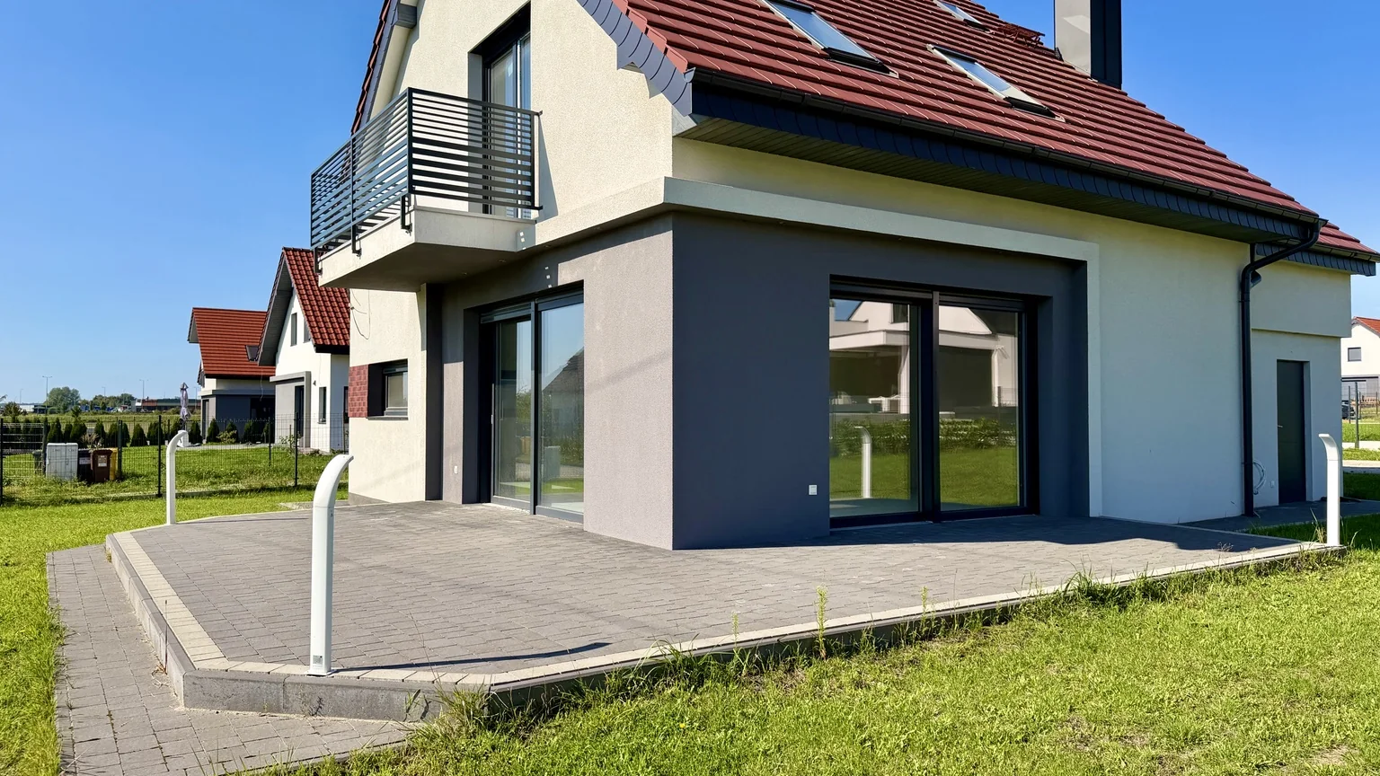 Widok na ogród i sąsiednią niską zabudowę w Wiszni Małej