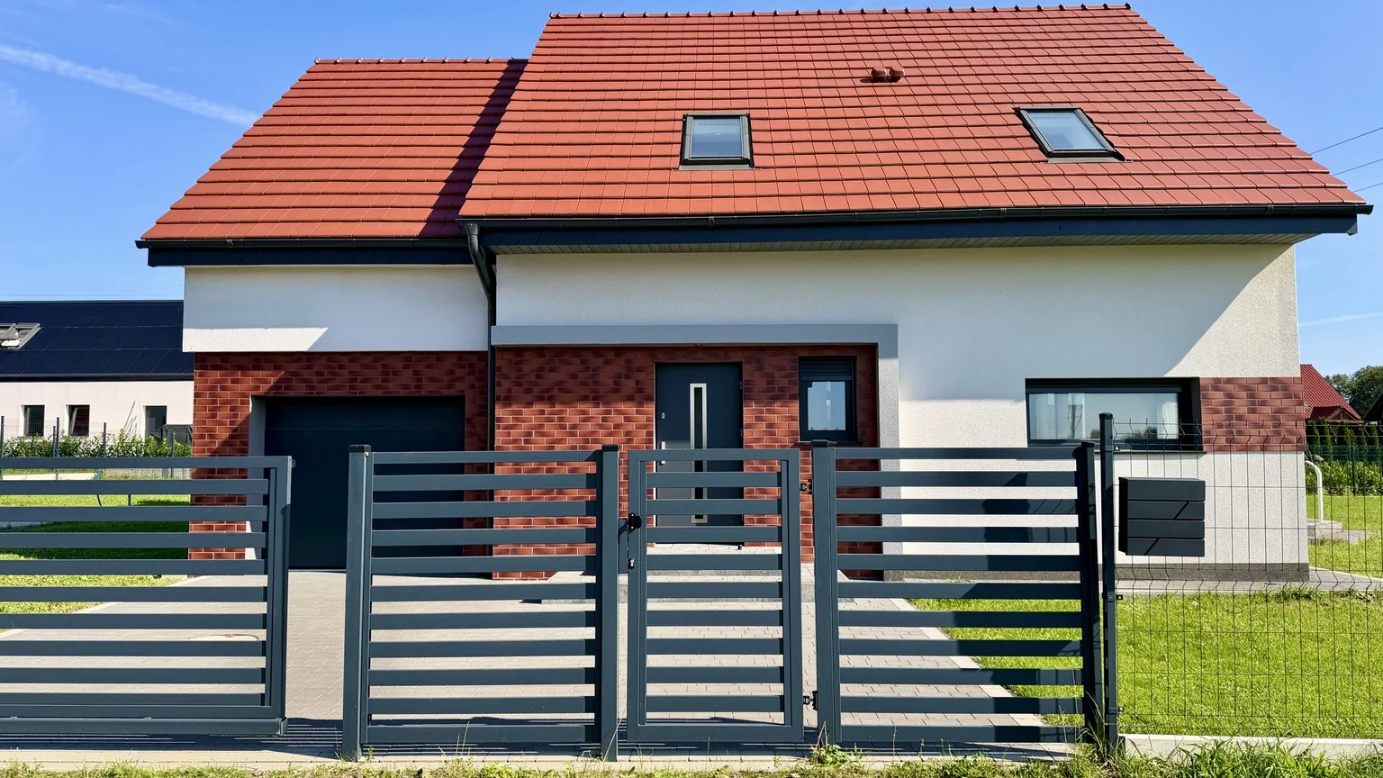Front domu wolnostojącego na sprzedaż w Wiszni Małej