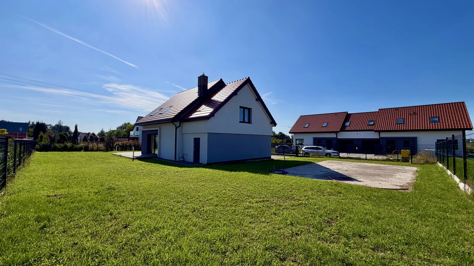 Duży ogród i tylna elewacja domu wolnostojącego
